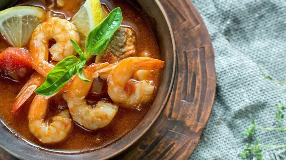 Geschälte Garnelen auf einer Suppe