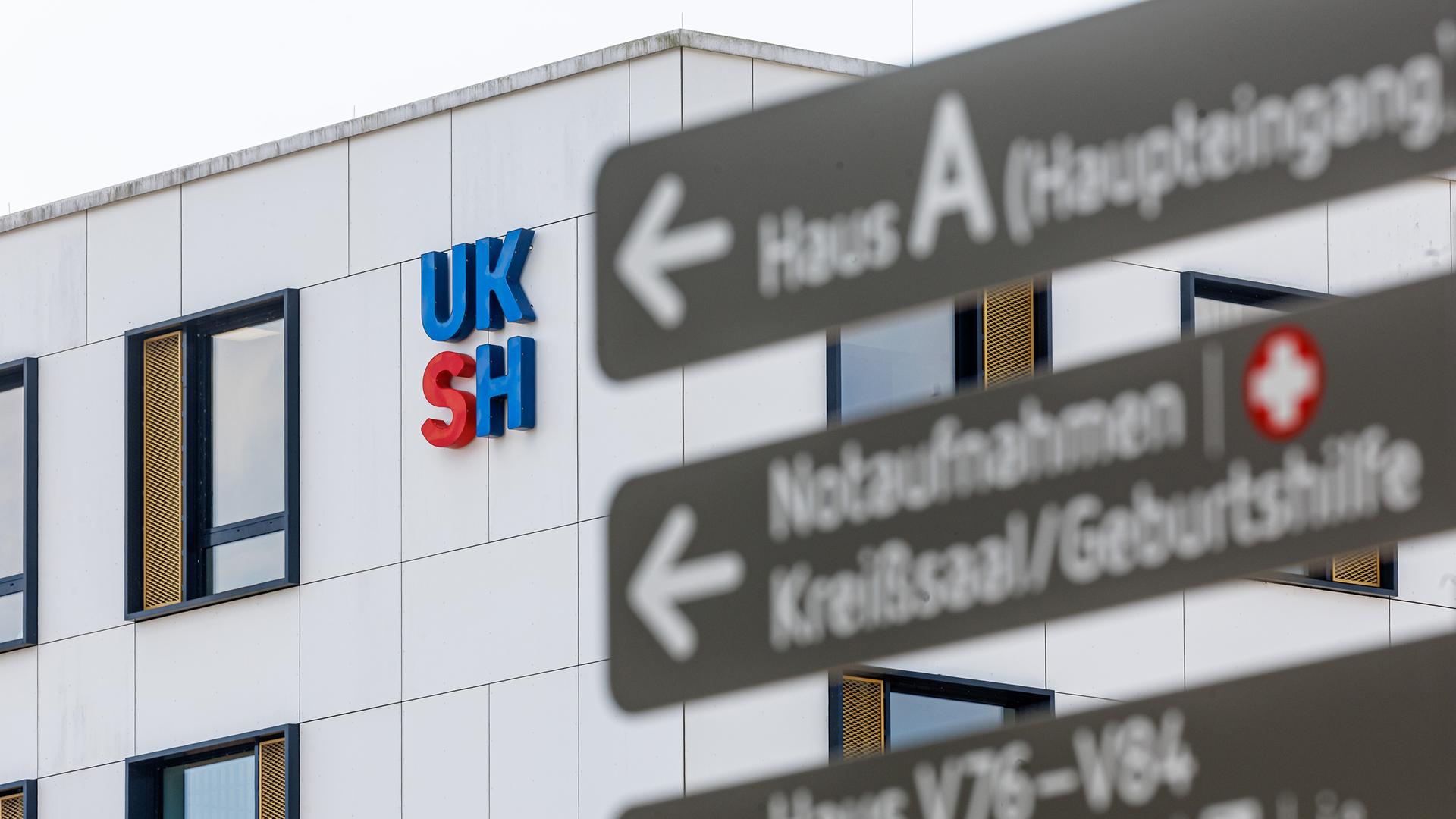 Blick auf das UKSH-Logo am Hauptgebäude des Universitätskrankenhauses Lübeck | picture alliance/dpa, Markus Scholz