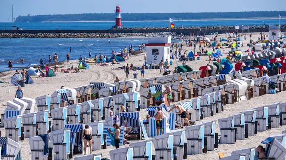 Beliebtes Reiseziel: Der Ostseestrand vor Warnemünde. Urlauber bevölkern Strandkörbe. (Themenbild)