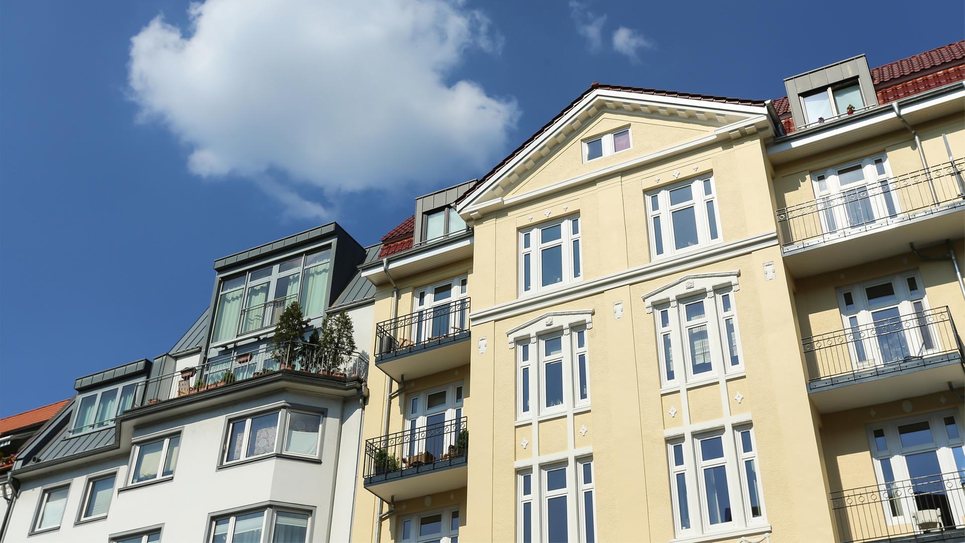 Eine Häuserzeile mit Mehrfamilienhäusern in einer Stadt | Fotolia, Kara