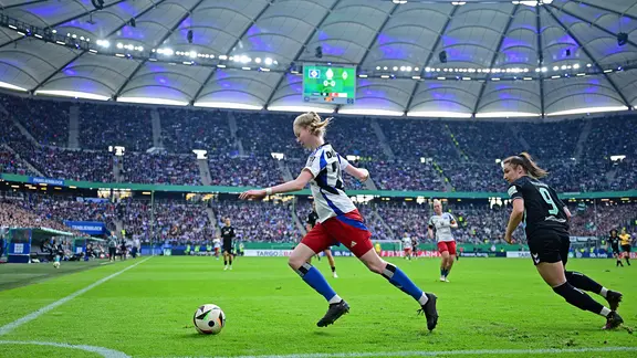 Hamburgs Jaqueline Doenges am Ball