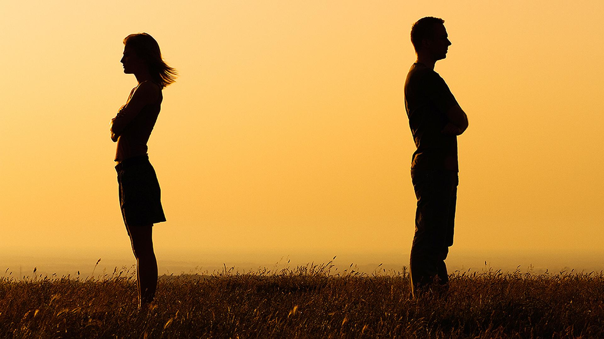 Mann und Frau drehen einander den Rücken zu | Fotolia.com, inesbazdar