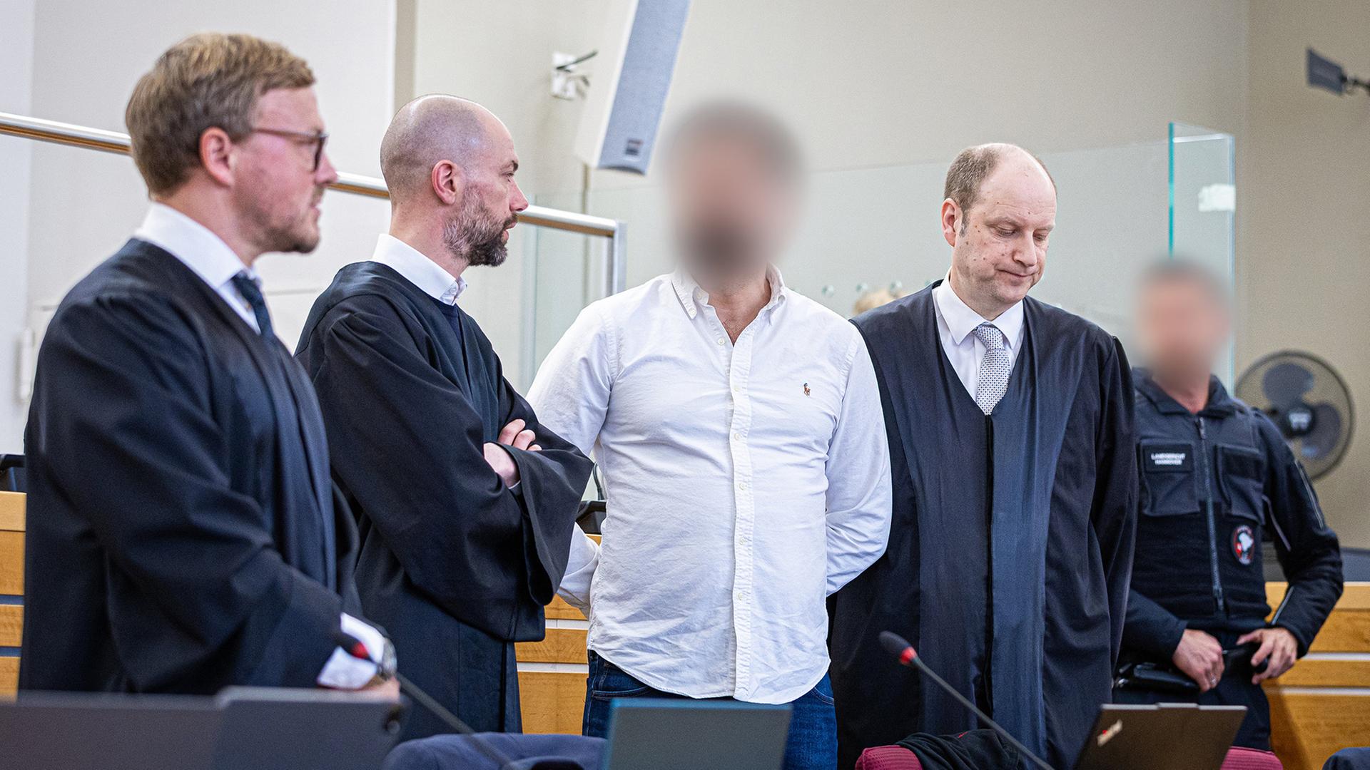 Der Angeklagte, ein Staatsanwalt aus Hannover, kommt zum Auftakt eines Prozesses wegen Bestechlichkeit und Verletzung des Dienstgeheimnisses in einen Saal des Landgerichts Hannover. | dpa, Moritz Frankenberg