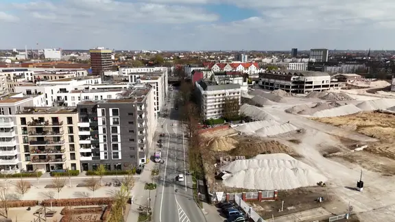 Trümmerberge auf der Baustelle Holsten-Areal. | Screenshot Trümmerberge auf der Baustelle Holsten-Areal.