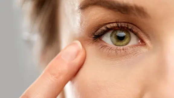 Bild zeigt Auge einer Frau, die mit Finger auf Augenlid zeigt (Bild: colourbox.de/Syda Productions)