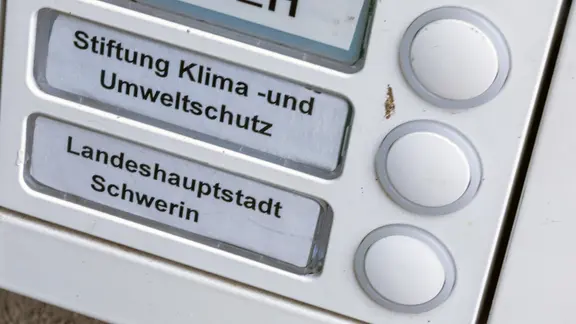 Schwerin: Das Klingelschild der Stiftung Klima- und Umweltschutz am Eingang eines Wohn- und Geschäftshauses.