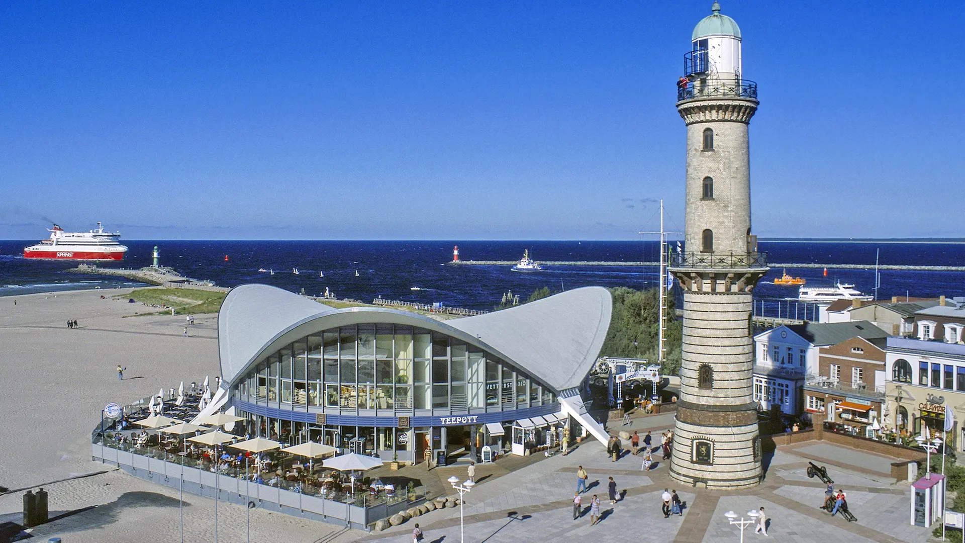 Warnemünde: Leuchtturm, Strand und Kreuzfahrtschiffe