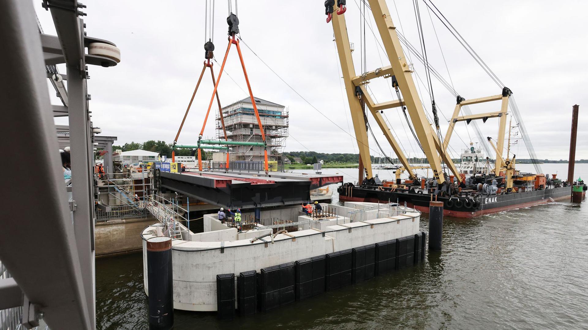Schleibrücke Lindaunis: Erstes Brückenteil eingesetzt