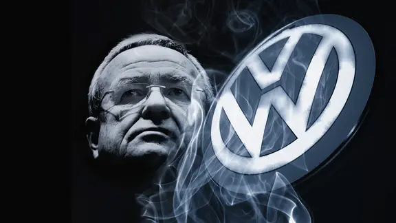 Der Kopf von Martin Winterkorn neben einem VW-Logo.