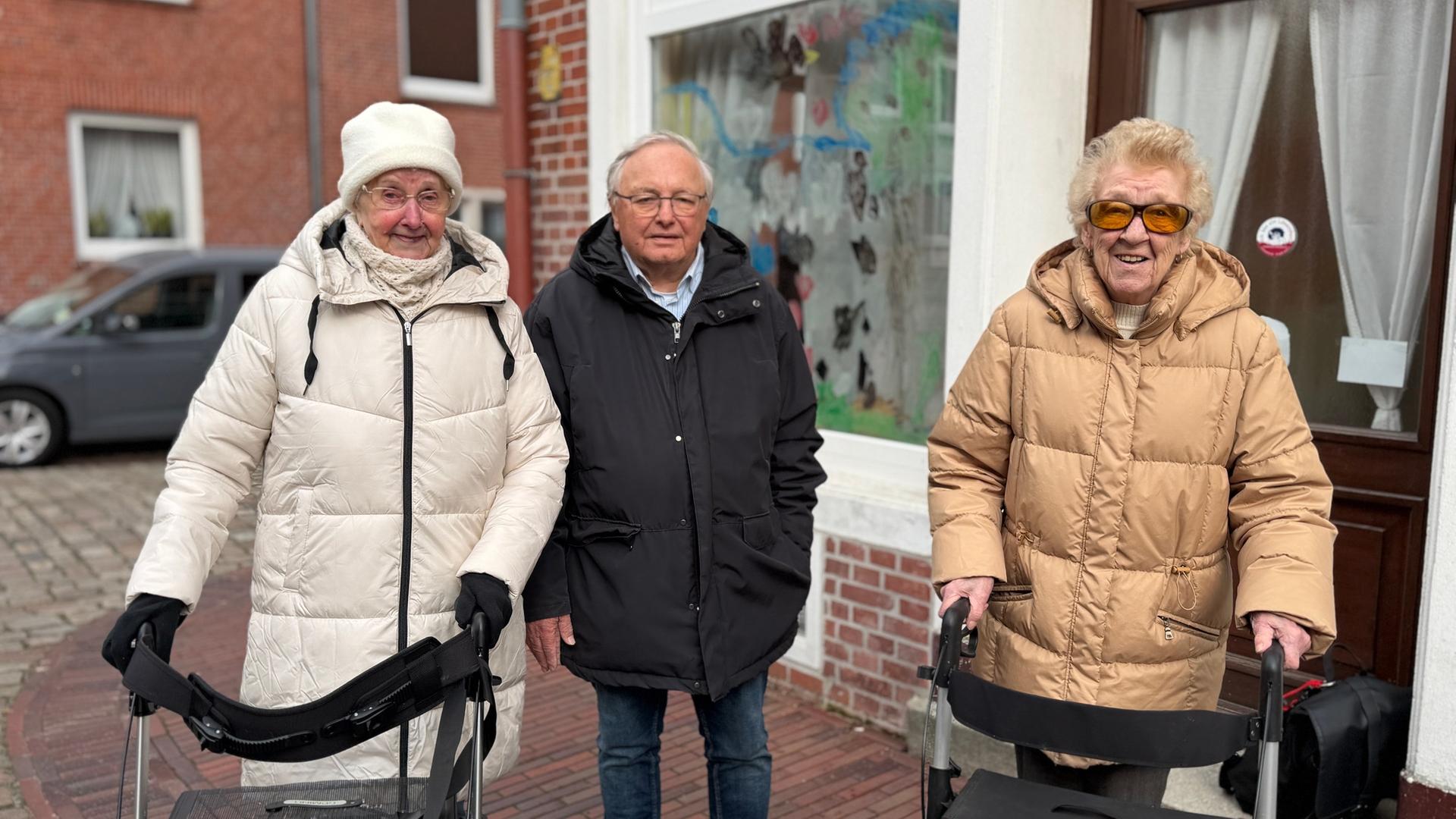 Anwohner stehen zusammen vor einem Nachbargebäude. | NDR