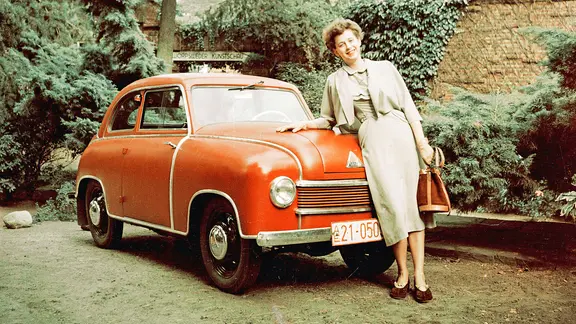 Lloyd LP 300 (10 PS, 2 Zylinder, 75 km/h Höchstgeschwindigkeit), Baujahre 1950-52.- Foto, undatiert (um 1950).