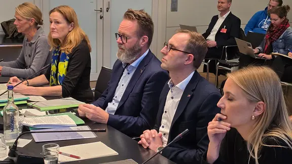 Einige Politiker im Finanzausschuss im Landtag von Schleswig-Holstein