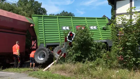 Nach einem Unfall an einem Bahnübergang im Landkreis Celle stehen ein Güterzug und ein Anhänger auf bzw. an den Gleisen | HannoverReporter Nach einem Unfall an einem Bahnübergang im Landkreis Celle stehen ein Güterzug und ein Anhänger auf bzw. an den Gleisen