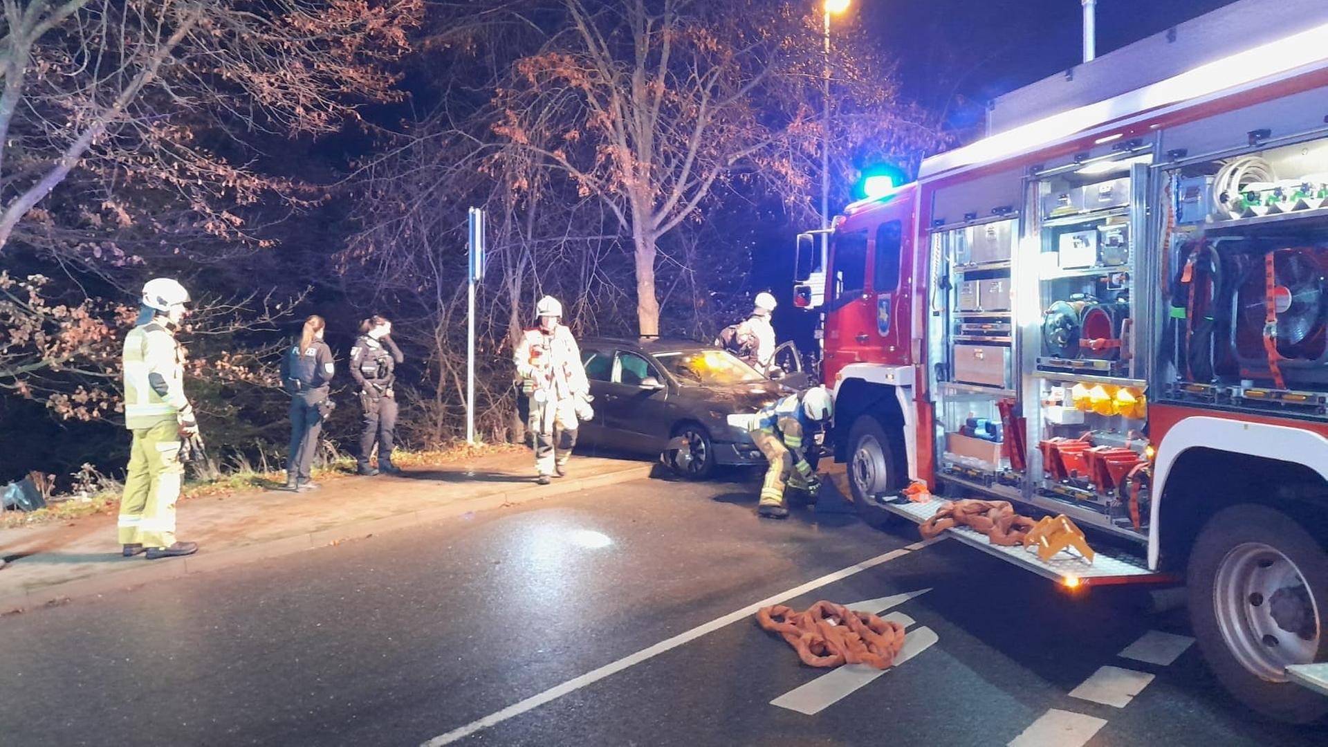 Schwerin: Auto landet nach Unfall mit Straßenbahn im See