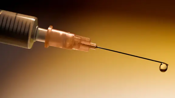 Eine Spritze mit Impfstoff. | picture alliance/Perenyi, Laci Perenyi Eine Spritze mit Impfstoff.