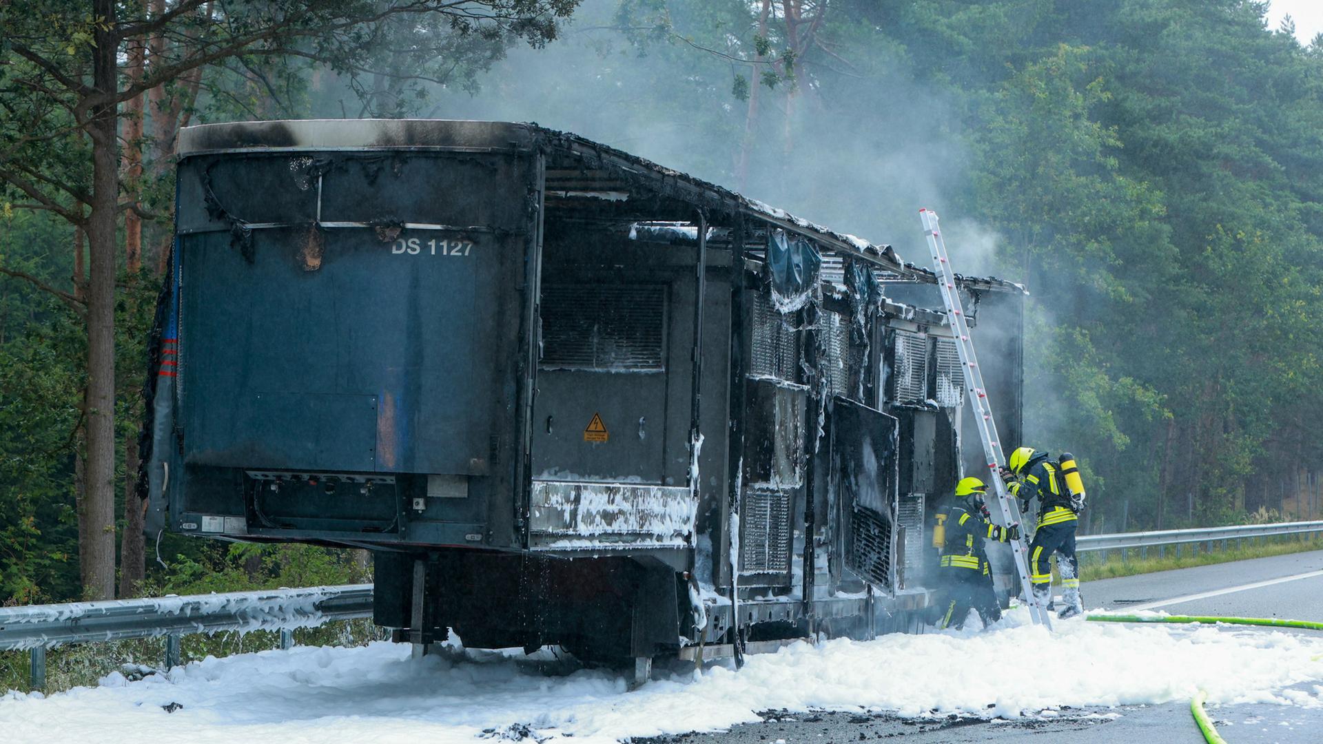 Feuerwehrleute löschen auf der A27 einen Lkw-Anhänger. | JOTO