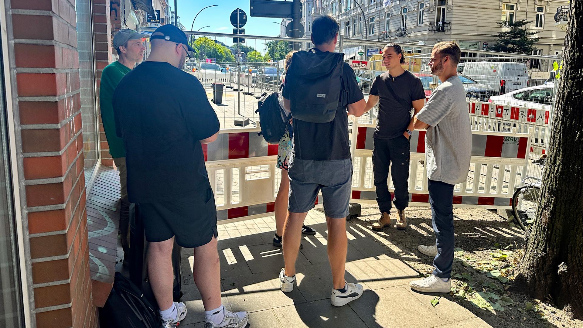 Abriss in der Holstenstraße: Bewohner des Nebenhauses durften Sachen holen