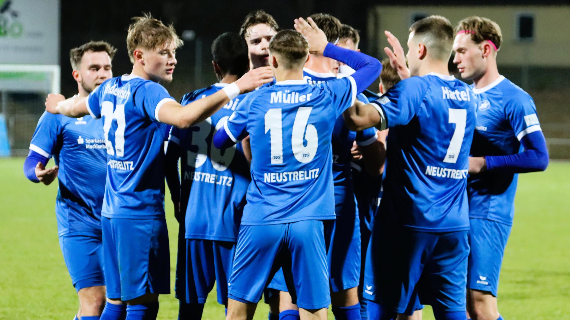 Fußball: Neustrelitz und Neubrandenburg gewinnen