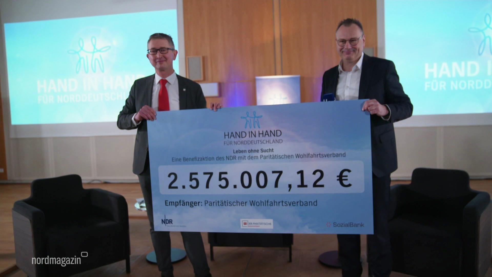 Scheck übergeben: 2,5 Millionen Euro für Suchthilfeprojekte