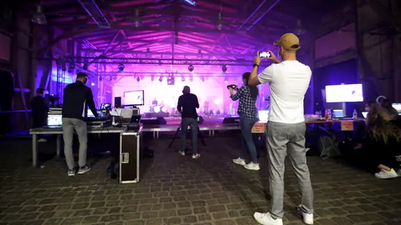 Über Sponsoring und Spendenaufruf finanzieren die Azubis ihr Gemeinschaftsprojekt. Ein Teil der Einnahmen gehen an die Initiative "Alarmstufe Rot".