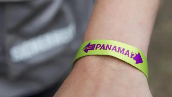 Auf einem Armband steht das Wort "Panama".
