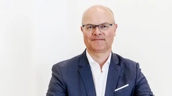 Gut fr Putins Kriegskasse: Wie russischer Dnger im Norden landet | ndr.de