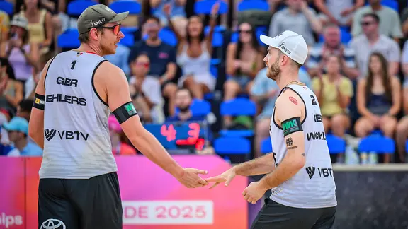 Die Hamburger Beachvolleyballer Nils Ehlers und Clemens Wickler (v.l.) im WM-Spiel um Platz drei 
