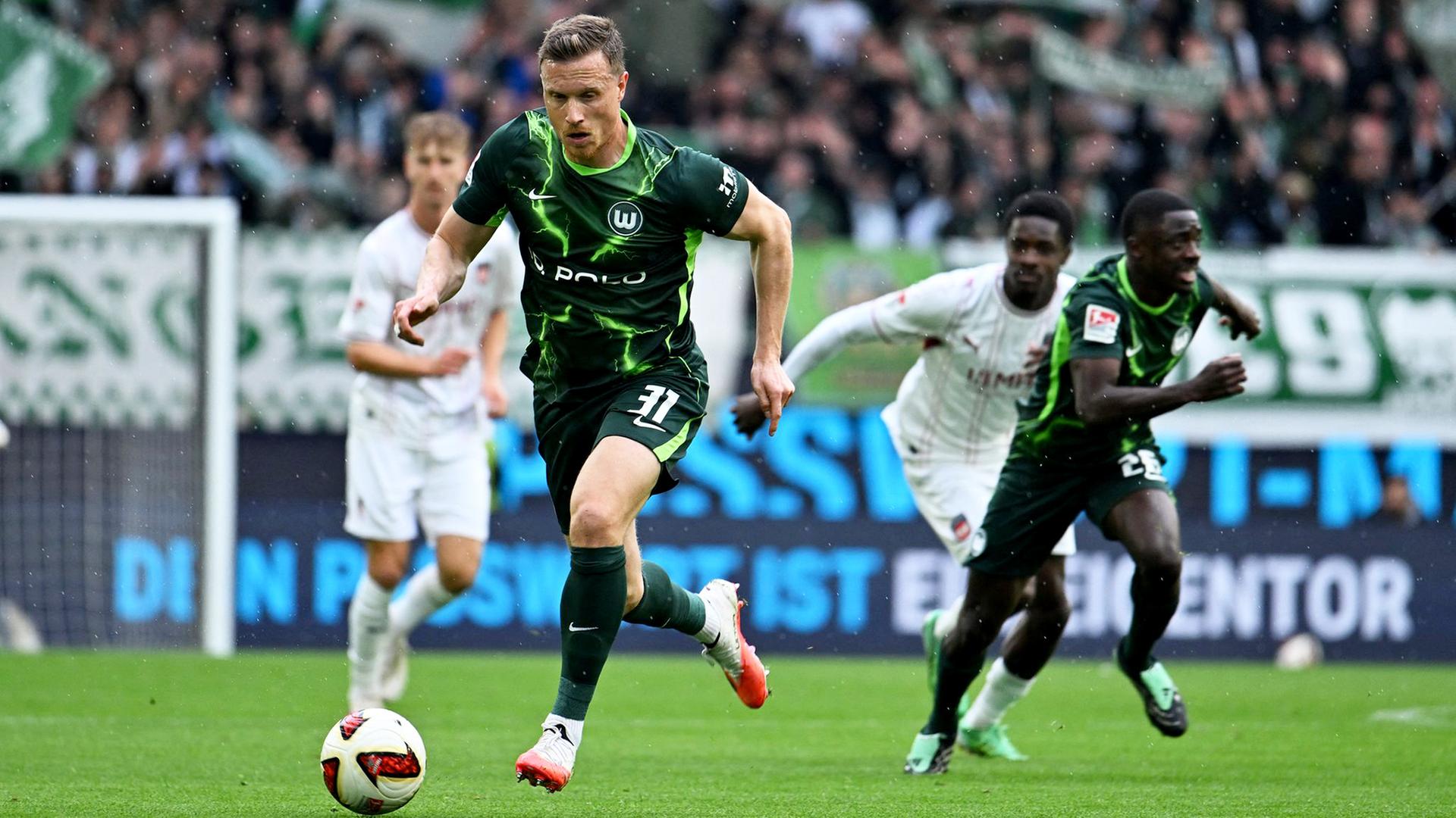 Yannick Gerhardt vom VfL Wolfsburg dribbelt mit dem Ball nach vorne. | Swen Pförtner/dpa
