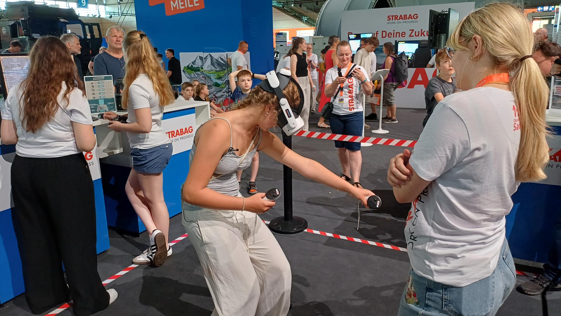 Eine Jugendliche mit einer VR-Brille | NDR, Daniel Küthe