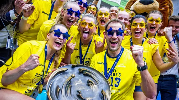 Das Team von SSC Palmberg Schwerin feiert den Gewinn der Deutschen Meisterschaft