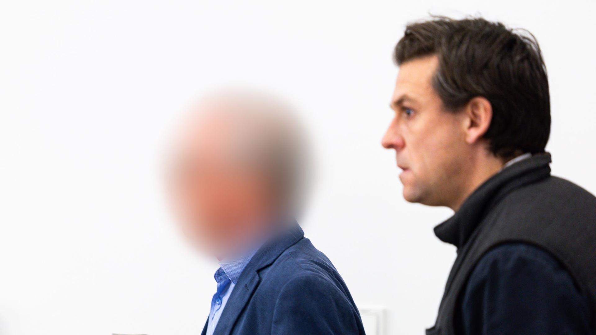 Der Angeklagte und sein Anwalt kommen vor Verhandlungsbeginn in einen Gerichtssaal im Landgericht Braunschweig. | Michael Matthey/dpa