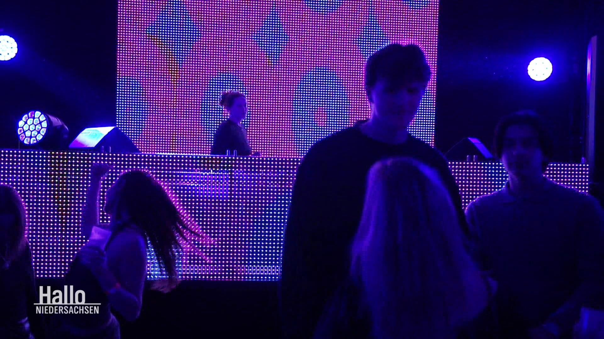 Szene von einer Tanzveranstaltung im Sprengelmuseum in Hannover. | Screenshot