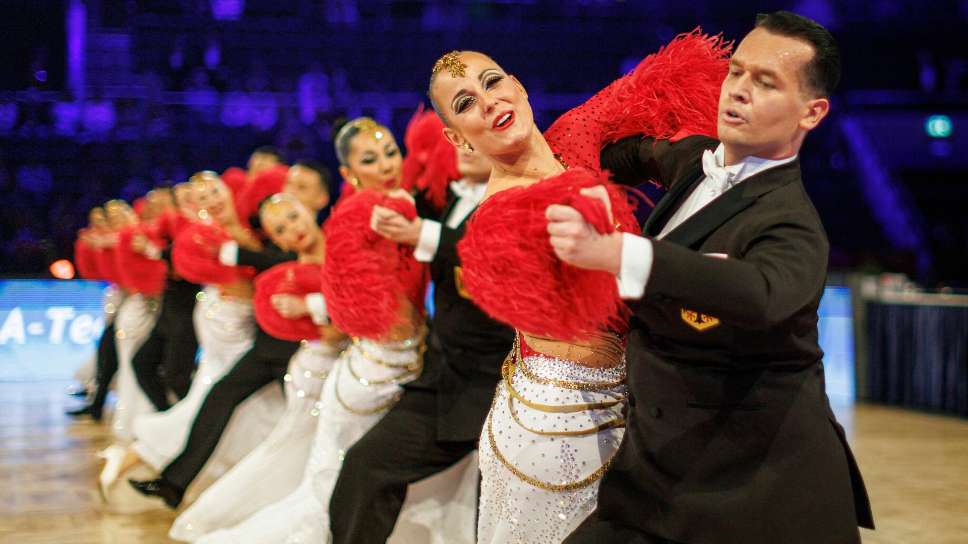 Die Tänzerinnen und Tänzer des Braunschweiger TSC bei der WM der Standardformationen in Braunschweig | picture alliance / BEAUTIFUL SPORTS | B.Hoffmann