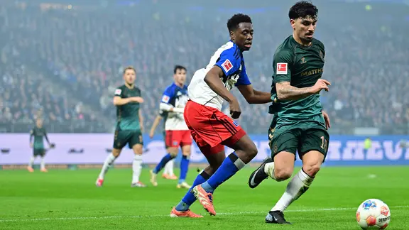 Hamburgs Albert Sambi Lokonga (l.) im Zweikampf mit Bremens Cameron Puertas