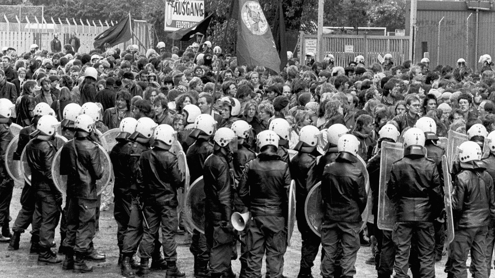 1986: Hamburger Polizei kesselt Atomkraftgegner ein