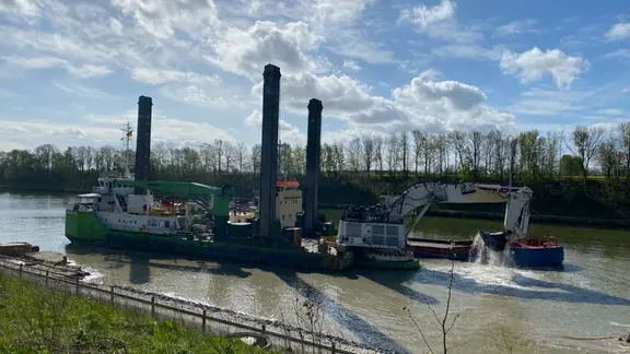 Ein Baggerschiff im Nord-Ostsee-Kanal verbreitert die Schifffahrtsroute.