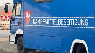 Lkw der "Kampfmittelbeseitigung". Geplante Bombenräumung am 8. Februar abgesagt.