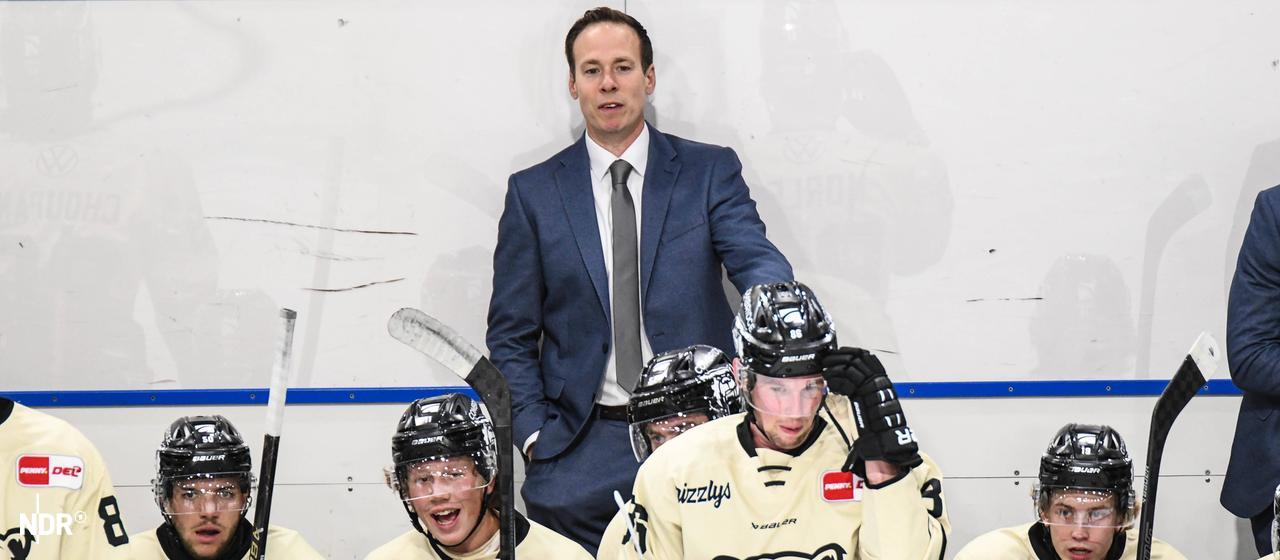 Coach Tyler Haskins von den Grizzlys Wolfsburg steht hinter seinen Auswechselspielern