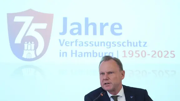 Andy Grote (SPD), Senator für Inneres und Sport stellt den Hamburger Verfassungsschutzberichts 2024 vor.