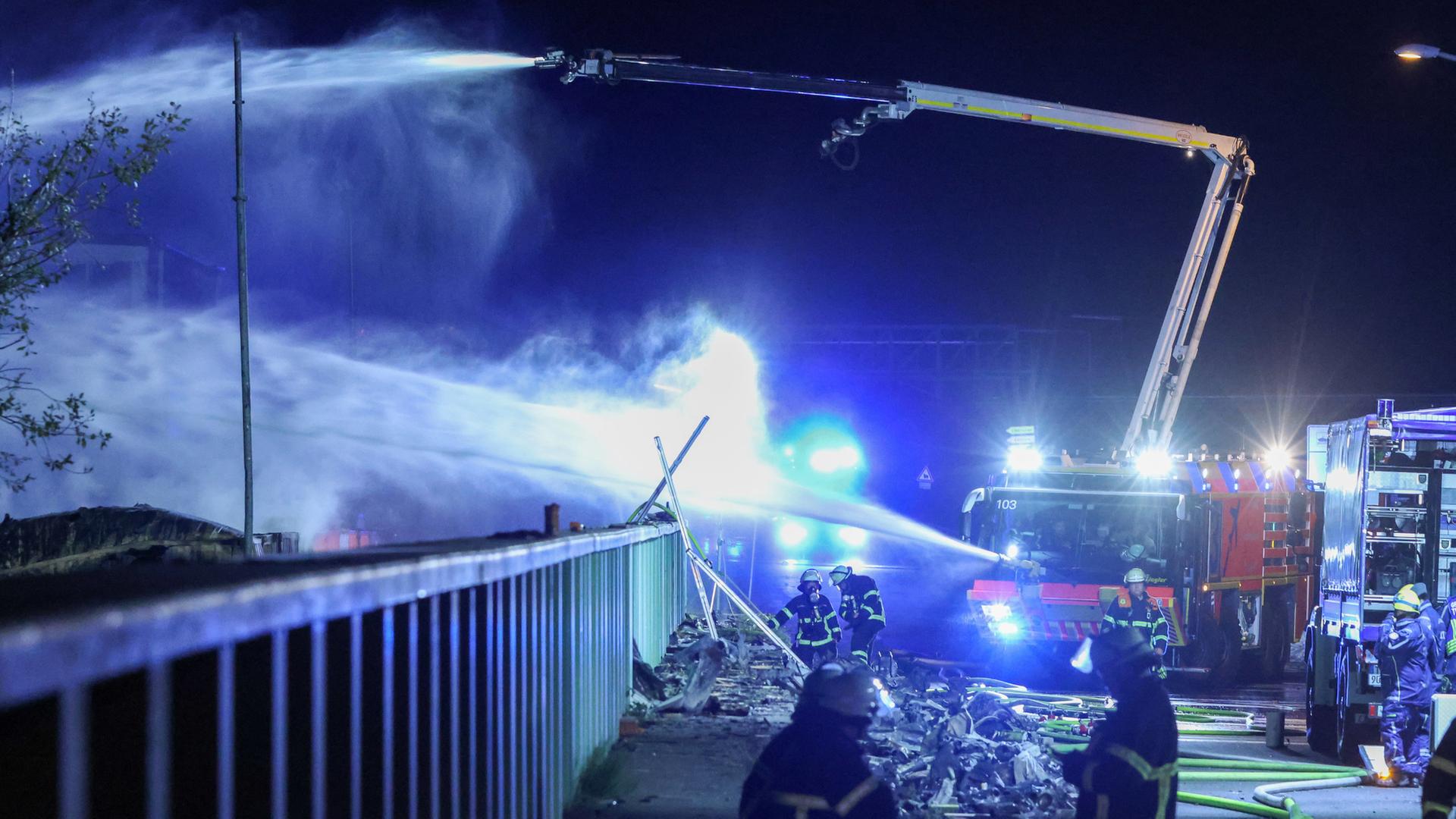 Großbrand im Hamburger Hafen: Löscharbeiten dauern an