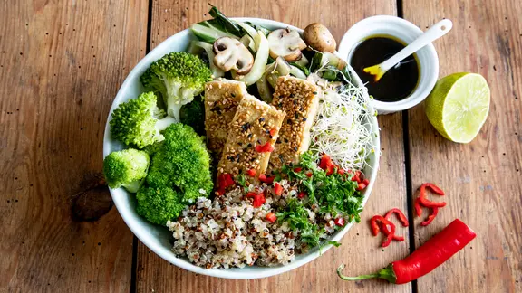 Quinoa-Bowl mit Tofu in Sesamkruste, Brokkoli, Pilzen und Reis. | NDR, Claudia Timmann Quinoa-Bowl mit Tofu in Sesamkruste, Brokkoli, Pilzen und Reis.