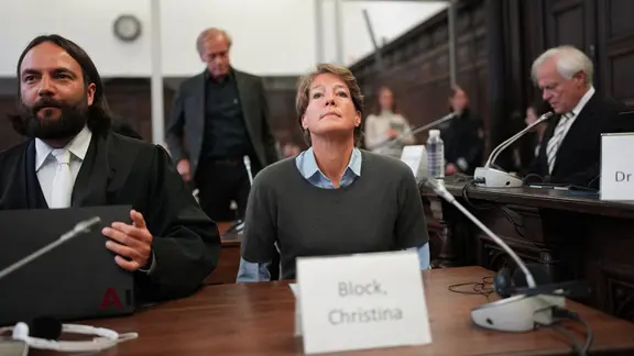 Die Hauptangeklagte Christina Block mit ihrem Anwalt im Gerichtssaal.