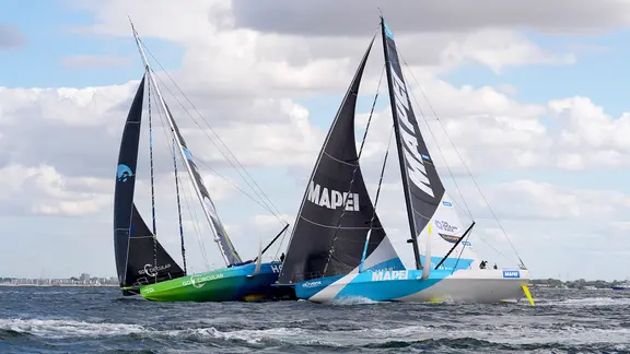 Die Holcim - PRB kollidiert mit der Mapei kurz nach dem Start vom Ocean Race Europe.