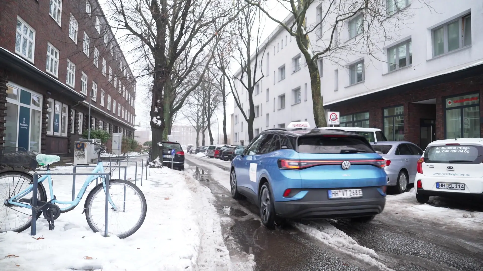 Schnee und Eis: Schwierige Bedingungen für Fahranfänger