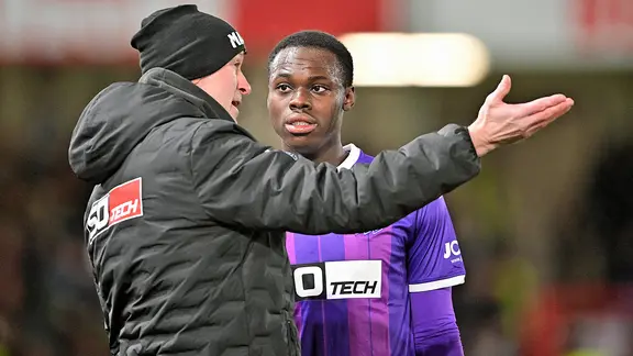 Osnabrücks Trainer Marco Antwerpen (l.) mit seinem Spieler Kofi Jeremy Amoako