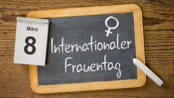 Kreidetafel mit der Aufschrift "Internationaler Frauentag".