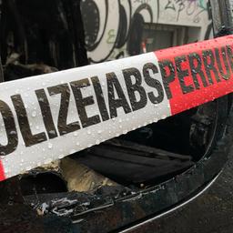 An einem Pkw fehlt die Seitenscheibe, ein Flatterband der Polizei ist um das Auto gewickelt