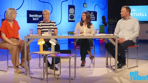 Moderatorin Susann Böttcher und Gäste bei der "Mitreden! live vor Ort"-Sendung aus Dessau.