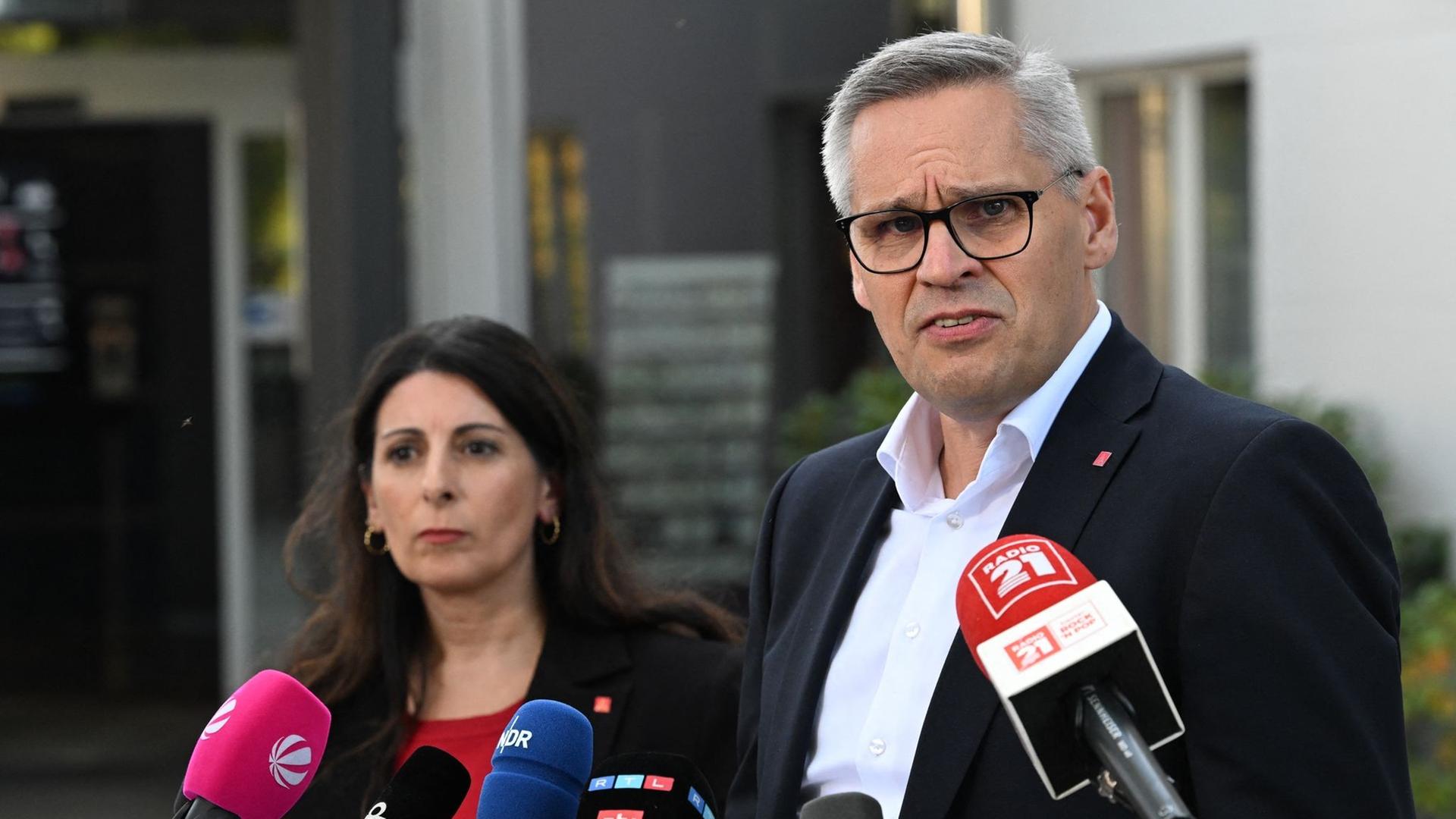 VW-Betriebsratschefin Daniela Cavallo und der Bezirksleiter IG Metall Thorsten Gröger geben ein Statement ab | dpa/Julian Stratenschulte