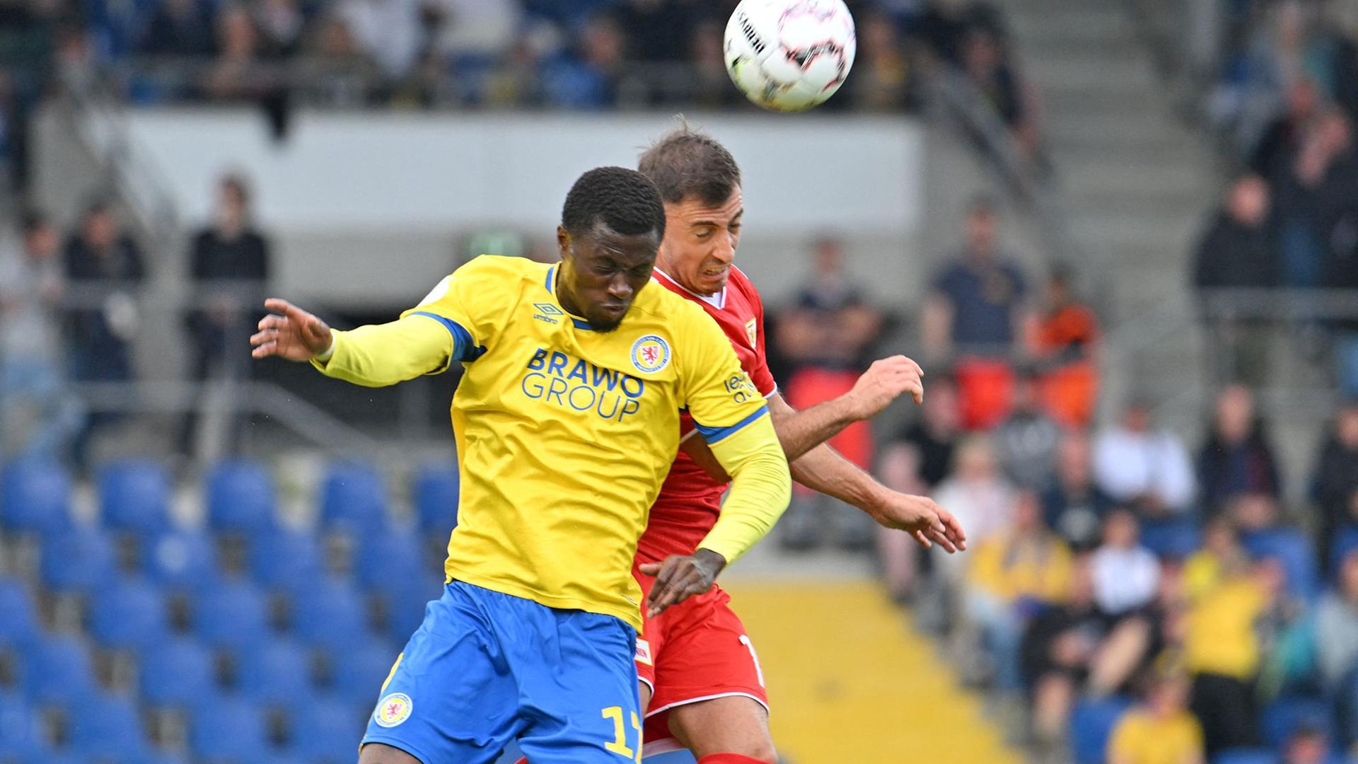 Aaron Opoku von Eintracht Braunschweig (l.) und Berlins Josip Juranovic | Swen Pförtner/dpa